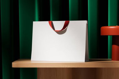 Ahşap yüzeyinde kırmızı saplı en az beyaz kağıt alışveriş torbası, yeşil perde arka planı, markalaşma ve ambalaj konsepti. 3B Hazırlama