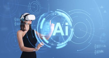 VR kulaklık takan kadın yapay zeka holografik arayüzü ile etkileşime giriyor, gelecekteki dijital elementler, mavi arka planda. Sanal teknoloji kavramı