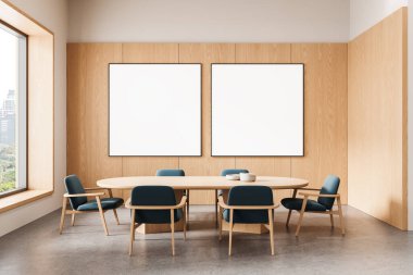 Ahşap duvarda boş poster modelleri, yuvarlak masa ve sandalyelerin yer aldığı temiz bir düzen, parlak bir arka plan. Tasarım şablonu kavramı. 3B Hazırlama