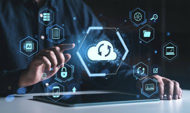 Kullanıcı bulut yedekleme ve depolama arayüzü ile etkileşim halinde, fütürist dijital biçim, koyu bulanık arkaplan, çevrimiçi veri koruması kavramı ve servis