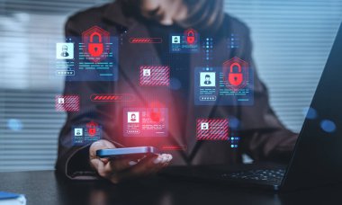 Akıllı telefon ve laptop kullanan iş kadını dijital kimlik koruma ikonları, modern tarz, ofis geçmişi, siber güvenlik kavramı