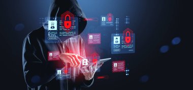 Parlayan kırmızı ve mavi dijital güvenlik simgelerine sahip tablet kullanan kapüşonlu figür, koyu mavi arka planda fütürist tarz, hackleme ve veri sızma kavramı