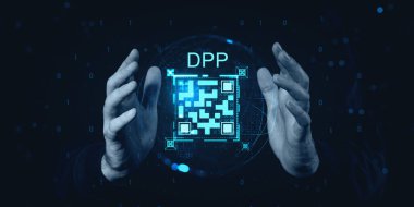 Koyu mavi arka planda, dijital fütürist tarzda DPP etiketli aydınlatma QR kodu. Dijital ürün pasaport ve izlenebilirlik kavramı