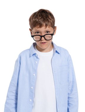 Gözlüklü ve mavi çizgili tişörtlü genç, şaşırmış görünüyor, beyaz bir arka planda izole edilmiş. Merak ve çocukluk ifadesi kavramı