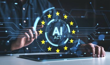 AB yıldızları tarafından çevrelenmiş dijital yapay zeka kanunu hologramıyla etkileşime giren kişi, yasal sanal konsepti temsil eden, karanlık bir arkaplan üzerinde teknolojik bir arayüz oluşturur.