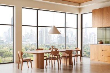 Minimalist tasarım tarzında ahşap mobilyaların yer aldığı, geniş pencereli ve kentsel manzaralı modern yemek odası. 3B Hazırlama