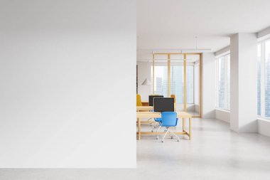 Boş duvar bölmesi, minimalist mobilyalar ve şehir manzarasını gösteren geniş pencereli çağdaş ofis içi. 3B Hazırlama