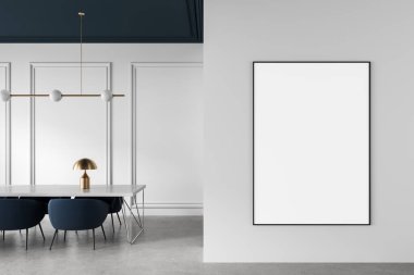 Modern iç dekorasyonda duvarda boş bir poster çerçevesi, zarif mobilyalar, temiz gri zemin ve mavi tavan, reklamcılık ya da ürün sergisi kavramı. 3B Hazırlama