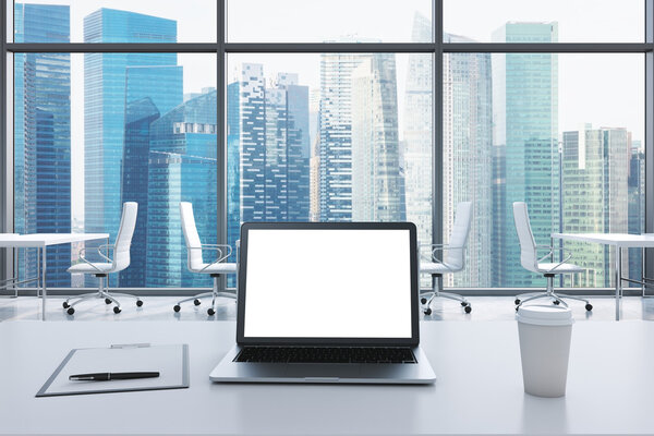 Рабочее место в современном панорамном офисе в Сингапуре. На белом столе находится ноутбук с белым экраном, блокнот и кофейная чашка. Белые стулья. Открытое пространство. 3D рендеринг
.