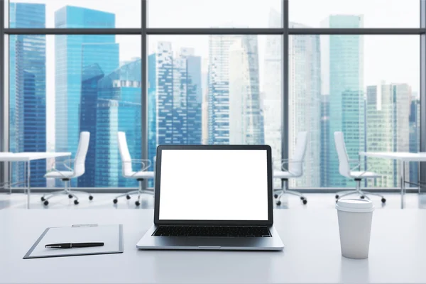 Um local de trabalho em um escritório panorâmico moderno em Singapura. Um laptop com tela branca, bloco de notas e uma xícara de café estão na mesa branca. Abrir espaço. Renderização 3D . — Fotografia de Stock