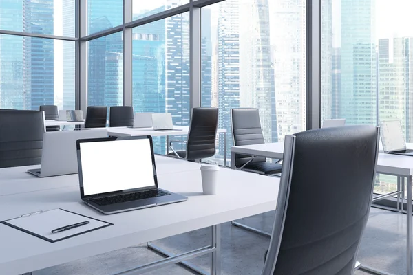 Lieux de travail dans un coin moderne bureau panoramique avec vue panoramique sur Singapour. Tables blanches et chaises noires. Un ordinateur portable avec un écran blanc, un bloc-notes et une tasse à café. rendu 3D . — Photo