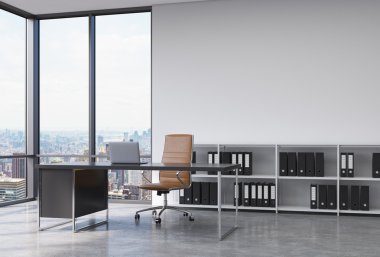 New York manzaralı modern bir panoramik ofisin CEO 'su. Diz üstü bilgisayarı, kahverengi deri koltuğu ve siyah klasörlü bir kitaplığı olan siyah bir masa. 3B görüntüleme.