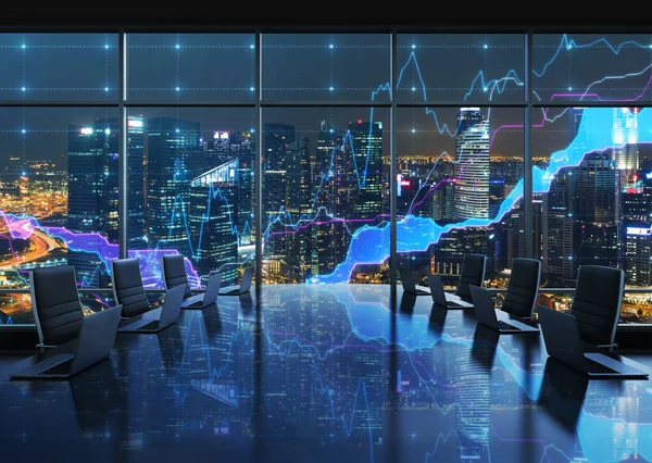 Ein mit modernen Laptops ausgestatteter Konferenzraum in einem modernen Panorama-Büro, abends Blick auf New York City. Finanzkarten werden über die Panoramafenster gezeichnet. 3D-Darstellung. — Stockfoto