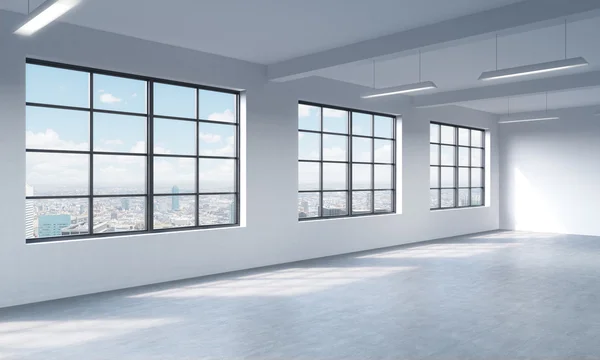 El espacio abierto de estilo loft se puede utilizar en el espacio de oficina o residencial. Representación 3D. Grandes ventanas. Paredes blancas. Nueva York vista . — Foto de Stock