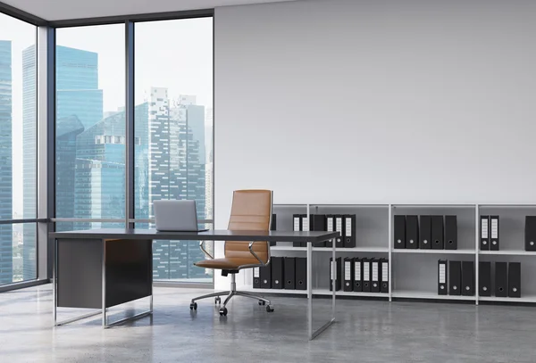 Ein ceo-Arbeitsplatz in einem modernen Eckpanoramabüro mit einzigartigem Stadtblick. ein schwarzer Schreibtisch mit Laptop, brauner Ledersessel und ein Bücherregal mit schwarzen Aktenmappen. 3D-Darstellung. — Stockfoto