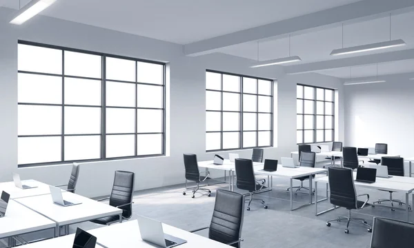 Корпоративные рабочие места оборудованы современными ноутбуками в современном панорамном офисе с белыми окнами. Черные кожаные стулья и белые столы. 3D рендеринг . — стоковое фото
