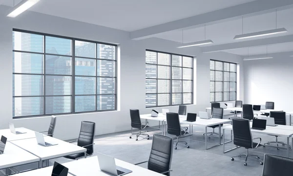 Lieux de travail d'entreprise équipés d'ordinateurs portables modernes dans un bureau panoramique moderne avec vue sur Singapour. Chaises en cuir noir et tables blanches. rendu 3D . — Photo