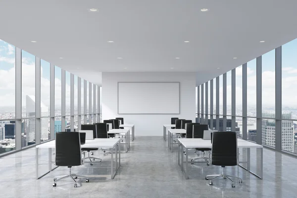 Symmetrische, mit modernen Laptops ausgestattete Firmenarbeitsplätze in einem modernen Panorama-Büro in New York City. schwarze Lederstühle und weiße Tische, ein riesiges Whiteboard an der Wand. 3D-Darstellung. — Stockfoto