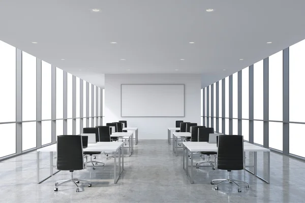 Posti di lavoro aziendali simmetrici dotati di moderni computer portatili in un moderno ufficio panoramico, spazio bianco copia nelle finestre. Sedie in pelle nera e tavoli bianchi. Rendering 3D . — Foto Stock