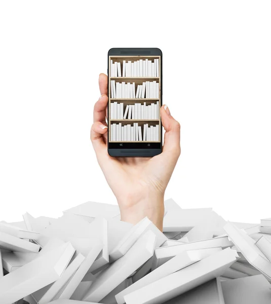 Una mano tiene uno smartphone con uno scaffale per libri sullo schermo. Un mucchio di libri con copertine bianche. Un concetto di istruzione e tecnologia. Isolato su sfondo bianco . — Foto Stock