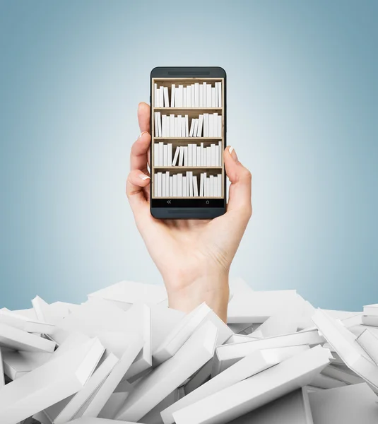 Una mano tiene uno smartphone con uno scaffale per libri sullo schermo. Un mucchio di libri con copertine bianche. Un concetto di istruzione e tecnologia. Sfondo azzurro . — Foto Stock