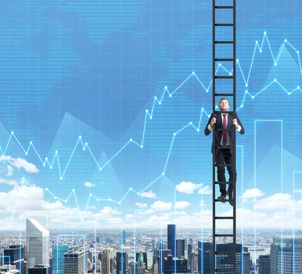 Un hombre de negocios en una escalera está subiendo hasta el éxito en su carrera en las finanzas. Los diagramas de flujo están sobre la vista de Nueva York . —  Fotos de Stock