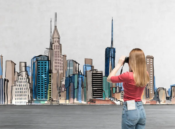 Young beautiful lady in casual clothes is taking a pictures of the drawn New York. A concept of modern tourism. — Stok fotoğraf