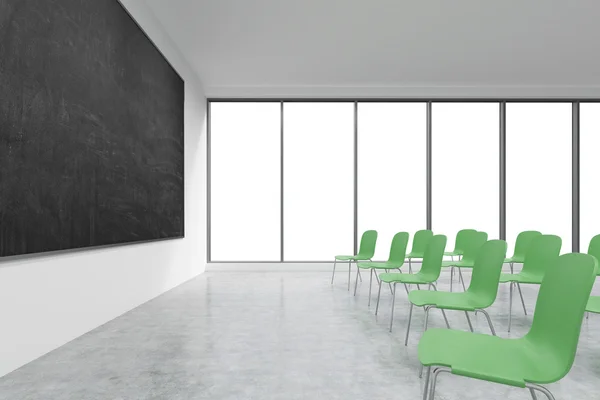 Класна кімната або кімната для презентації в сучасному університеті або вишуканому офісі. Зелені стільці, панорамні вікна з білим копіювальним простором і чорна дошка на стіні. 3D візуалізація . — стокове фото