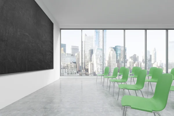 Luokkahuone tai esittelyhuone modernissa yliopistossa tai hienossa toimistossa. Vihreät tuolit, musta liitutaulu seinällä ja panoraamanäkymät New Yorkiin. 3D-renderointi . — kuvapankkivalokuva