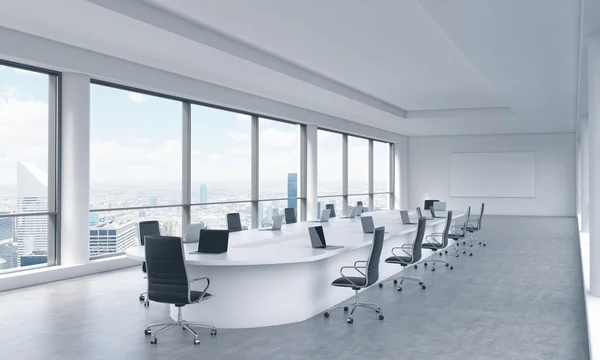 Una luminosa sala de reuniones panorámica moderna en una oficina moderna con vistas a la ciudad de Nueva York. El concepto de la reunión del Consejo de Administración de la enorme corporación transnacional. Renderizado 3D . —  Fotos de Stock