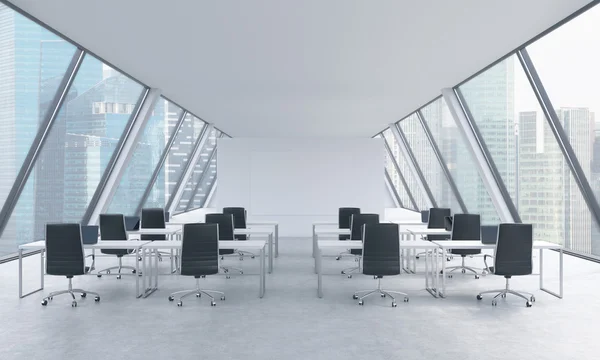 Lieux de travail dans un lumineux bureau loft moderne à aire ouverte. Tables blanches et chaises noires. Singapour vue panoramique aux fenêtres. rendu 3D . — Photo