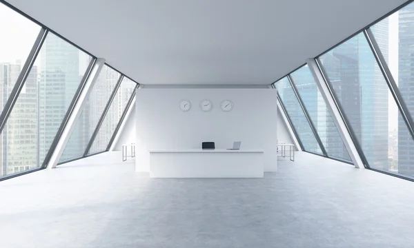 Zona de recepción con relojes y puestos de trabajo en una luminosa oficina loft espacio abierto moderno. Mesas blancas. Singapur vista panorámica en las ventanas. El concepto de servicios de consultoría de lujo. Renderizado 3D . — Foto de Stock