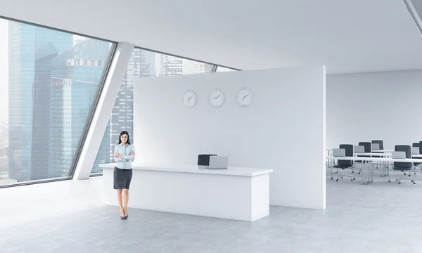 Um comprimento total de uma bela recepcionista em um escritório de loft telhado moderno brilhante com vista panorâmica de Singapura. O conceito de serviços de consultoria de luxo . — Fotografia de Stock