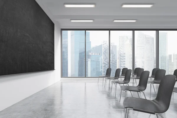 Ein Hörsaal oder Präsentationsraum in einer modernen Universität oder einem schicken Büro. schwarze Stühle, eine schwarze Tafel an der Wand und Panoramafenster mit Einzelporenblick. 3D-Darstellung. — Stockfoto