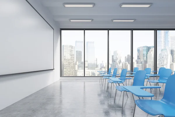 A classroom or presentation room in a modern university or fancy office. Blue chairs, a whiteboard on the wall and panoramic windows with New York view. 3D rendering. — Stock fotografie