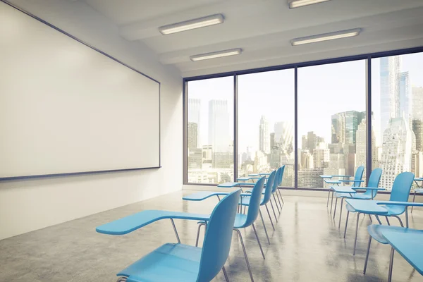 Une salle de classe ou de présentation dans une université moderne ou un bureau chic. Des chaises bleues, un tableau blanc au mur et des fenêtres panoramiques avec vue sur New York. rendu 3D. Image tonique . — Photo