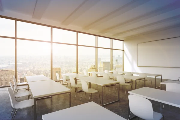 Un aula panorámica moderna con vista a Nueva York. Mesas blancas y sillas blancas. Representación 3D. Un atardecer. Imagen tonificada . — Foto de Stock