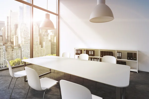 Ein Konferenzraum in einem modernen Panorama-Büro in New York. weißer Tisch, weiße Stühle, zwei weiße Deckenleuchten und ein Bücherregal. 3D-Darstellung. Sonnenuntergang. Getöntes Image. — Stockfoto