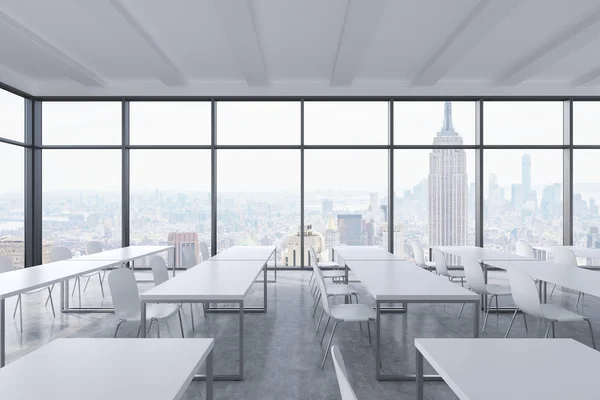 A modern panoramic classroom with New York view. White tables and white chairs. 3D rendering. — Stock fotografie