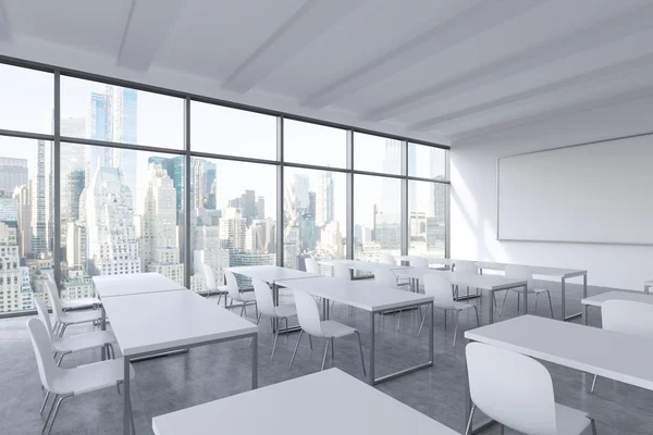 Uma moderna sala de aula panorâmica com vista para Nova Iorque. Mesas brancas e cadeiras brancas. Renderização 3D . — Fotografia de Stock