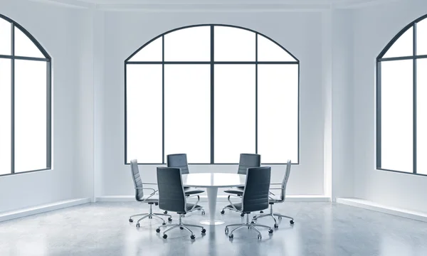 Une salle de conférence dans un bureau moderne avec un espace de copie blanc dans les fenêtres. Table blanche et chaises noires. rendu 3D . — Photo