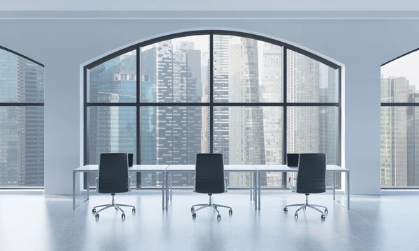 Una sala conferenze in un moderno ufficio panoramico con vista su Singapore. Tavolo bianco e sedie nere. Rendering 3D . — Foto Stock