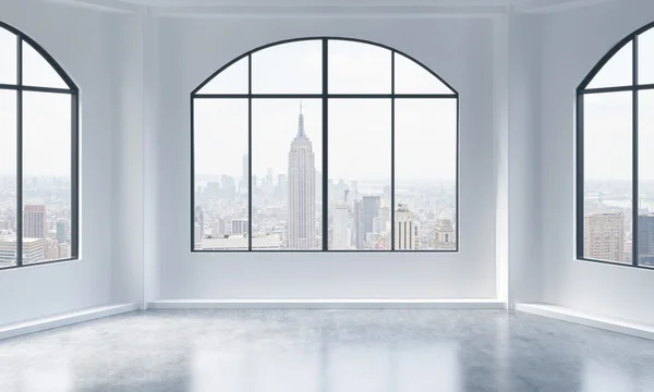 Ein leeres modernes, helles und sauberes Loft-Interieur. new york city view. ein Konzept luxuriöser Freiflächen für gewerbliche oder private Zwecke. 3D-Darstellung. — Stockfoto
