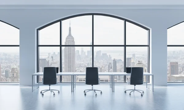 A conference room in a modern panoramic office with New York view. White table and black chairs. 3D rendering. — Stock fotografie