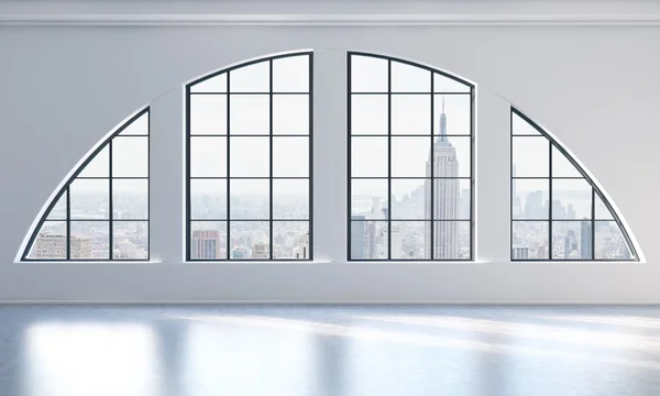 Un intérieur loft moderne vide, lumineux et propre. New York vue sur la ville. Un concept d'espace ouvert de luxe à usage commercial ou résidentiel. rendu 3D . — Photo