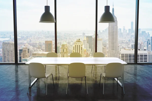 Uma sala de conferências em um escritório panorâmico moderno com vista para a cidade de Nova York. Mesa branca, cadeiras brancas e duas luzes brancas do teto. Renderização 3D. Imagem tonificada . — Fotografia de Stock