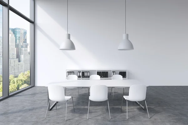 A conference room in a modern panoramic office with New York view. White table, white chairs, a bookcase and two white ceiling lights. 3D rendering. — Stockfoto