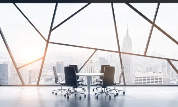 Ein Besprechungsraum in einem hellen, zeitgenössischen Panorama-Büroraum mit New Yorker Stadtblick. das Konzept hochprofessioneller Finanz- oder Rechtsdienstleistungen. 3D-Darstellung. Getöntes Image. — Stockfoto