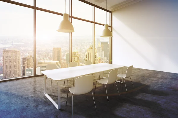 Uma sala de conferências em um escritório panorâmico moderno com vista para a cidade de Nova York. Mesa branca, cadeiras brancas e duas luzes brancas do teto. Renderização 3D. Imagem tonificada . — Fotografia de Stock