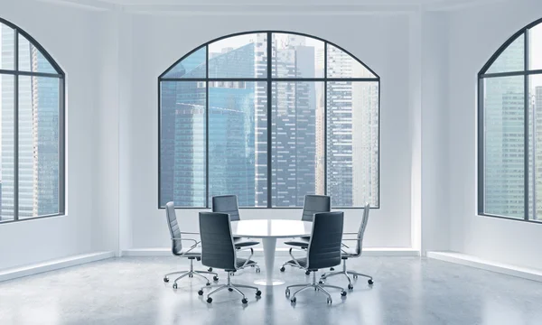 Une salle de conférence dans un bureau panoramique moderne avec vue sur Singapour. Table blanche et chaises noires. rendu 3D . — Photo